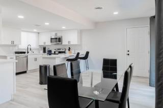 5Mins to Fremont 10Mins to Strip! Sleeps 8! - 5