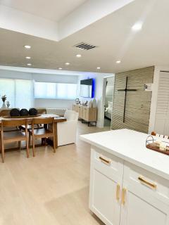 Coastal Chic Getaway Modern 2 Bed 2 Bath Condo in Key Largo, Marina Pool Pickleball - Key Largo - 1
