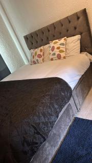 Guest House in Rose Meare Gardens - Bristol - 1