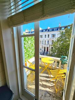 Charming Home with Private Balcony, on 1st floor, with 2 Bathrooms, 3 min walk to Earl's Court Station - London - 3