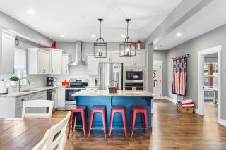 Double-Sided Fireplace, Lake Views, Daily Tickets to Local Attractions, Air Hockey! - 9