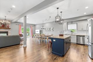 Double-Sided Fireplace, Lake Views, Daily Tickets to Local Attractions, Air Hockey! - 2