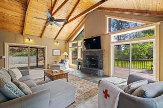 208 Escape - Quiet, private, cabin on 5-acres - Trails - WiFi - Fireplace - Family Getaway - Cascade - 9