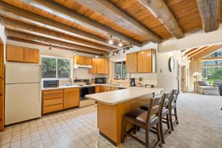 208 Escape - Quiet, private, cabin on 5-acres - Trails - WiFi - Fireplace - Family Getaway - Cascade - 1