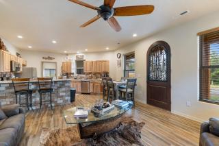 Bogie Bungalow - Walk to lake, bar & restaurant - Near golf course - AC - Fireplace - Pet Ok - 8