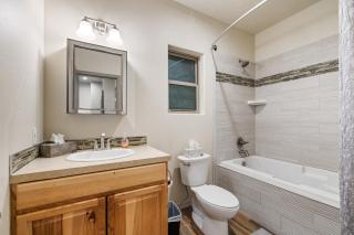 Bogie Bungalow - Walk to lake, bar & restaurant - Near golf course - AC - Fireplace - Pet Ok - Cascade - 6