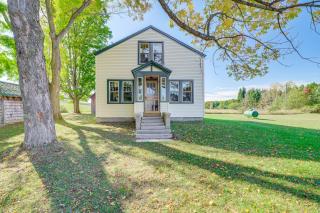 Pet-Friendly Farmhouse Near Lakes in Pellston - Pellston - 8