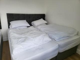 Aspire 1 bedroom, 3 Single Beds - Bristol - 7