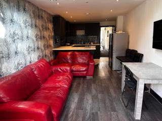 Central City Living - Stylish & Spacious 5 Bedrooms - 3