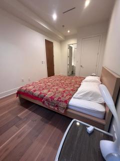 King Size Bedroom with Private Bath & Living Room - Vancouver - 1