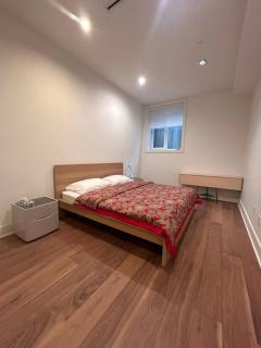 King Size Bedroom with Private Bath & Living Room - Vancouver - 3