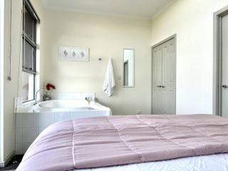 Luxurious 2-Bedroom Spa Apartment with Ocean Views - 9