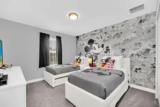 Mickey's Hidden Gem Luxury Pool Home! townhouse - Davenport - 9