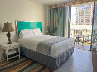 Homey Aqua Palms Studio condo - Honolulu - 2