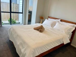 Scott point private entry flat offers the entire living room, bedroom and ensuite, parking available - Auckland - 5