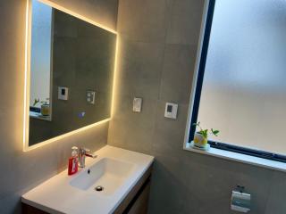 Hobsonville Scott point private entry flat offers the entire living room, bedroom and ensuite, parking available - 7