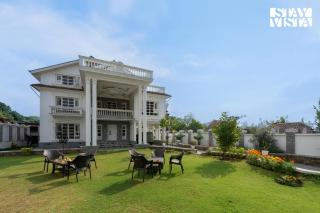 StayVista at Midsummer Moon - Mountain View with Courtyard - Srinagar - 9