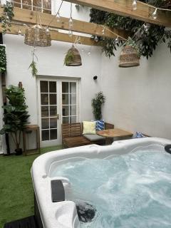 Town Centre Apartment with Hot Tub - Cheltenham - 5
