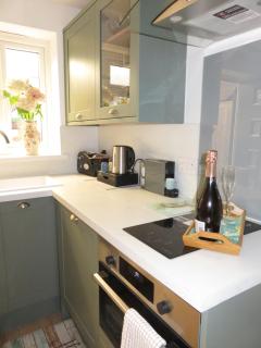 Modern Retreat - 5 minute walk to retail park! - - 7