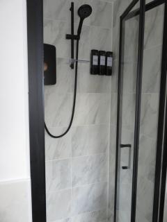 Modern Retreat - 5 minute walk to retail park! - - 9