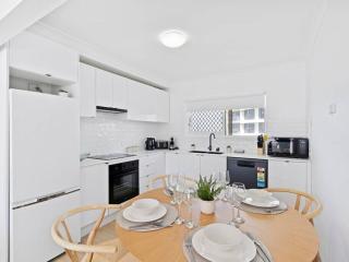 Beachfront escape Broadbeach, 2 bd, Pool , sleeps 7 - Gold Coast - 7