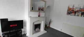 Brackenfield House in Great Barr, Birmingham near Alexander Stadium and near the M6, with free WiFi, free parking and easy access to Walsall, West Bromwich, Aston Villa Football Ground, Star City and Birmingham City Centre - 5