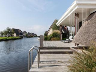 Villa by Tjeukemeer with Private Jetty - 9