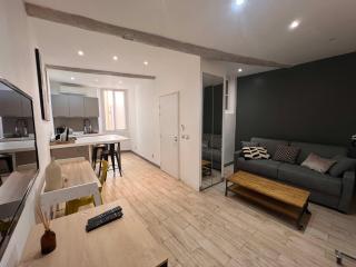 B032 Grand studio au marche Forville - Cannes - 7