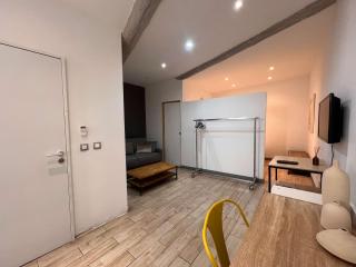 B032 Grand studio au marche Forville - 6