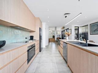 Beach Side Bliss Mermaid beach, 3bd - Heated Pool - Gold Coast - 1