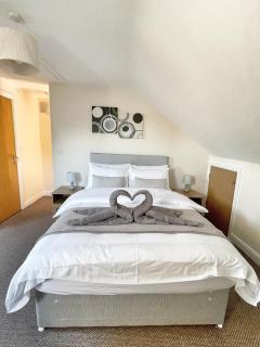 Modern 3-Bed Riverside Retreat Near Red Wharf Bay Beach - 9