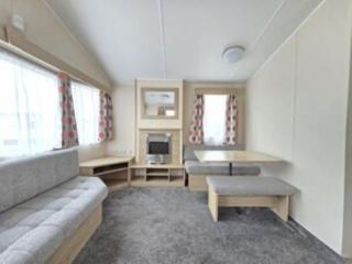 Homely 4 Berth Caravan For Hire In Lincolnshire At Sunnydale, Ref 35122S - 2