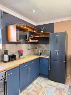 Spacious stay-in 2bedroom apartment - Kempton Park - 0