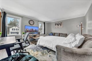 Perfect Location and Fast Wi-Fi Heart of Village - 6