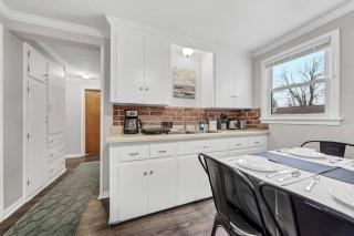 Perfect Location and Fast Wi-Fi Heart of Village - 4