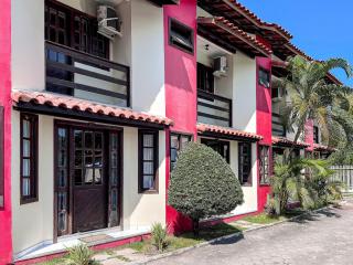 Casas com 2 ou 3 suítes (todas com ar split), com internet privativa 300MBPSno Residencial Nazareth, localizado a aproximadamente 80m da praia de Taperapuã (Arena Axé moi), com piscina, sauna, portaria 24hrs - Porto Seguro - 1