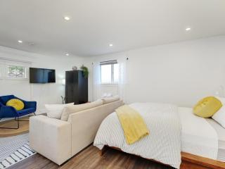 Fairfield Estate Coach House - 30-Day Stay, steps from Cook Street Village by Victoria Prime! - Victoria - 1