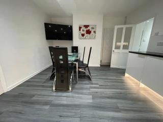 House in Bournemouth and Poole with free private parking for 4 cars - 6