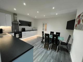 House in Bournemouth and Poole with free private parking for 4 cars - 5