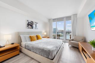 Water View Building With Pool - 5-Min Walk To The Beach - 7