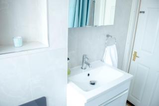 Spacious 5 bedroom house!Tilbury!Free parking! - Tilbury - 3