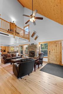 New! Tranquil Aspens - near lake, town, parks - expansive deck - pet friendly - McCall - 2