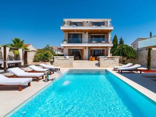 Villa in Pola a with Swimming Pool - Polača - 2