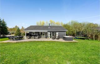 Four-Bedroom Holiday Home In Vaggerlose - 2