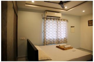 Padmavathi Homestay -2BHK 1BHK AC Apartments for group of families - Best location - Flyover to Alipiri gate - Walk to PS4 Veg Restaurant - Modular Kitchen - Super fast Wi-Fi- Near to Tirupati Bus Stand 2 KM-Near to Railway Station 2KM - Tirupati - 2