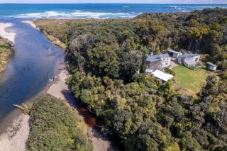Waitutu Forest Lodge - - 4