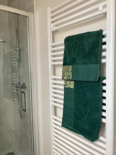 House-Sleeps 8-Parking-Garden - 2