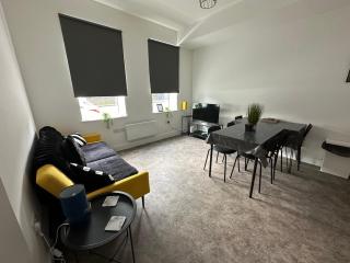 Stylish 3-Bedroom Apartment - Bristol - 9
