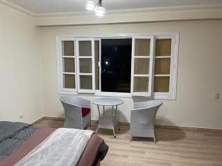 شقه مفروشه فرش جديدفى ارقى احياء الحى السابع فى اكتوبر مكيفه بالكامل و بها جميع الكماليات و قريبه من الاسواق و المولات و النوادى - 8