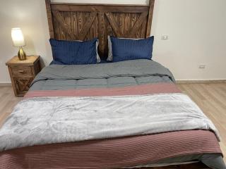 شقه مفروشه فرش جديدفى ارقى احياء الحى السابع فى اكتوبر مكيفه بالكامل و بها جميع الكماليات و قريبه من الاسواق و المولات و النوادى - 5